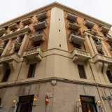 Dall�altra invece si innalza possente la facciata neoclassica con massicci pilastri bianchi di una delle palazzine De Bellis, realizzate nel 1931 dall�architetto Guido Fiorini e dall�ingegnere Vincenzo Chiaia
